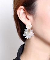 フラワーモチーフアクリルピアス