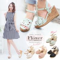 オトナ可愛い爽やかなデザインが◎！花柄カッティングスカラップレザー調ウェッジヒールサンダル[I1125]
